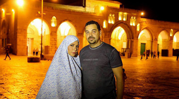 بالصور: أصالة إرتدت الحجاب وفي مسجد قبة الصخرة في فلسطين مع زوجها