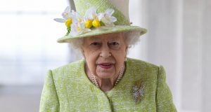 بالصورة – الظهور الأول للملكة إليزابيث بعد الأزمة الصحية