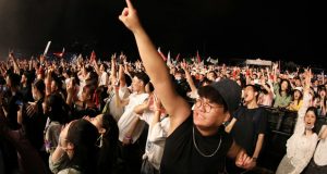 بدون كمامات.. آلاف يحضرون مهرجانا موسيقيا في ووهان
