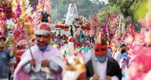 السلفادور تحتفي بـ”الزهور والنخيل”