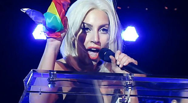 بالفيديو: في أول ظهور لها بعد الجراحة لايدي جاجا تغني للمثليين وتدعوهم للنضال