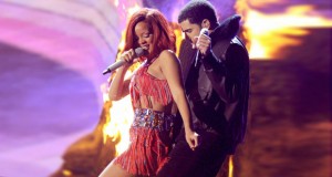 بالفيديو: غناء Rihanna و Drake في حفلته يزيد الشكوك