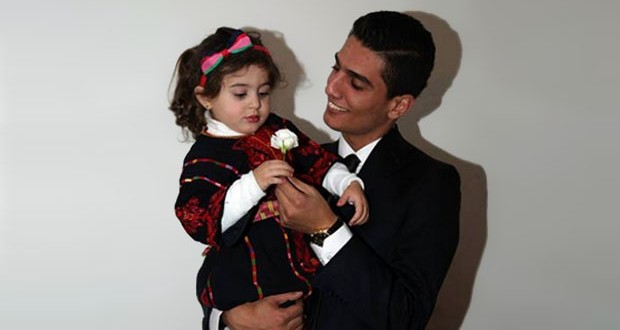 بالصورة: محمد عساف قدّم وردة لطفلة وسفير الإنسانية