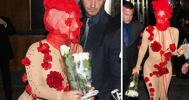 بالصور: Lady Gaga إحتفلت بعد ميلادها بفستان شفاف وكشفت المستور