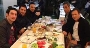 بالصورة: صابر الرباعي يبارك لـ ستّار وكاظم ومع سيمور على العشاء