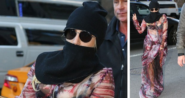 Lady Gaga بملابس شفافة ونقاب في شوارع New York