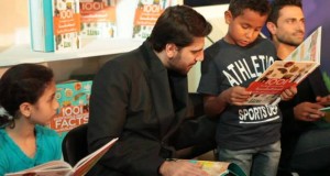 بالصور: سامي يوسف شارك الأطفال القراءة في “الشارقة القرائي”