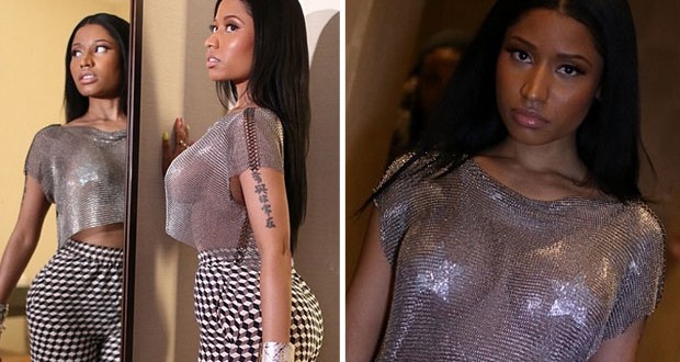 بالصور: Nicki Minaj تفاجئ الجمهور بملابس شفافة وتكشف المستور