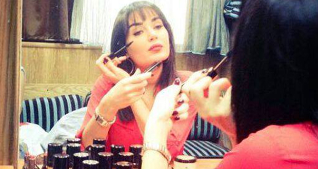 بالصورة: سيرين عبد النور الجميلة تهتمّ بإطلالتها وتضع الـ Make Up