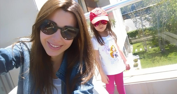 نانسي عجرم: Selfie وإبنتي إيلا خلفي – بالصورة