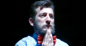 شارل مارينا في عرض مسرحيّ جريء بعنوان “33”