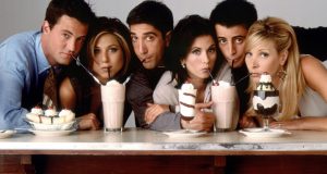 إلى عشّاق مسلسل “Friends”.. إتفاق جديد قد يؤدّي إلى إنتاج حلقة خاصة!