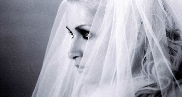 باريس هيلتون تسرق الأنظار بفستان الزفاف – بالصور