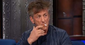 شون بين يفاجئ مقدم The Late Show ويشعل سيجارة مباشرةً على الهواء