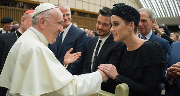 كاتي بيري وأورلاندو بلوم يلتقيان البابا فرنسيس – بالصور