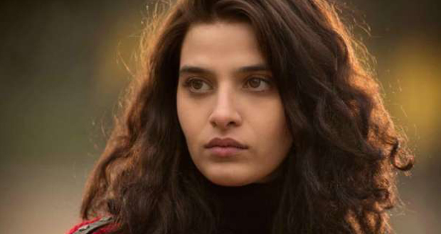ممثلة فرنسية تحرج العالم برفع لافتة تضامنية مع فلسطيين في مهرجان “كان السينمائي”