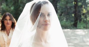 ممثلة عالمية تتألق بفستان زفاف من إيلي صعب… تم تصميمه خلال 150 ساعة