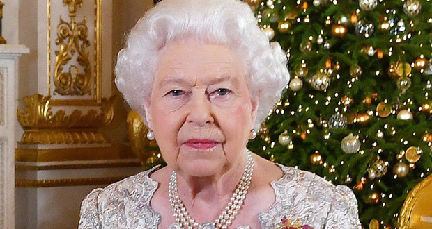 الملكة اليزابيث تُبقي الزينة الميلادية في قصرها حتى هذا التاريخ.. إليكم السبب!