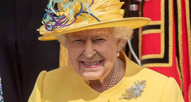 الملكة إليزابيث بالأصفر في يوم “الخميس موندي” – بالصور