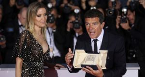 أنطونيو بانديراس يفوز بجائزة أفضل ممثل في “كان” وحبيبته تخطف الأنظار
