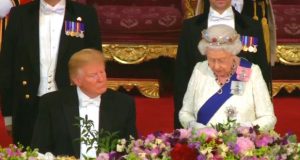 “ترامب” يخرق البروتوكول بتصرف محظور مع الملكة إليزابيث.. ليست المرة الأولى!