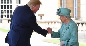 مصافحة دونالد ترامب لملكة بريطانيا تثير الجدل