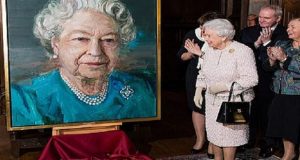 حظر صور ملكة بريطانيا ودفع تعويض ضخم لموظف في هذه الدولة