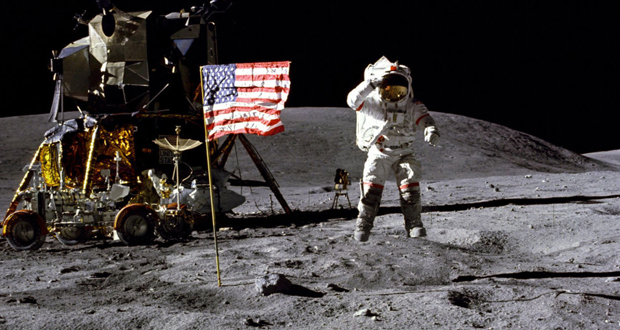 غوغل يحتفل بذكرى أول هبوط إنسان على سطح القمر بصوت رائد الفضاء