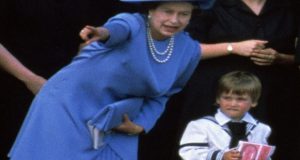 ملكة بريطانيا تنقذ حفيدها “ويليام” من الدهس تحت عجلات عربة الأمير أندرو