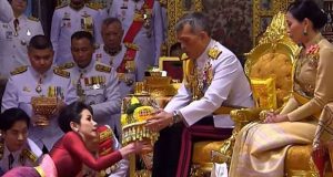 ملك تايلاند يعلن عن عشيقته في احتفال رسمي بحضور زوجته!