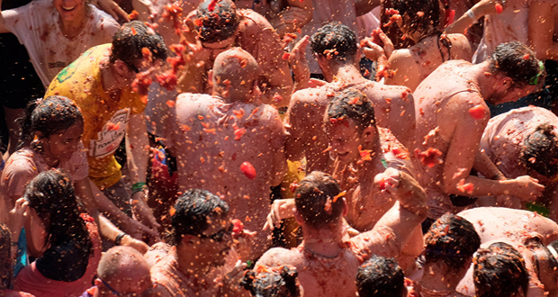 الآلاف يشاركون في مهرجان “حرب الطماطم” في إسبانيا