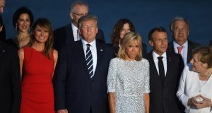 قبلات متبادلة بين ترامب وبريجيت ماكرون وميركل.. والرئيس الفرنسي يراقب الوضع