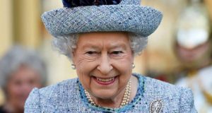 الملكة اليزابيث تعيد دمية مفقودة لطفلة أسترالية