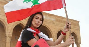 دانييلا رحمة تتحوّل إلى مصوّرة في “إنتفاضة تشرين”: صور للبنان بعيوني