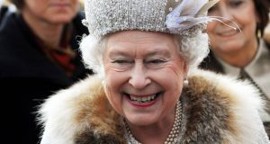 الفرو الحقيقي ممنوع في ملابس الملكة إليزابيث الثانية