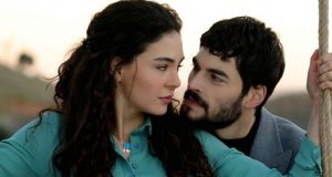 أطول قبلة في الدراما التركية.. أين الرقابة؟! – بالفيديو