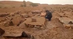 فنان عربي يعثر على قبر والده بعد 38 عامًا من وفاته.. شاهدوا كيف بكى بحرقة