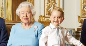 من الملكة اليزابيث إلى الأمير جورج.. أربعة أجيال من العائلة الملكية تُحضّر الحلوى لعيد الميلاد