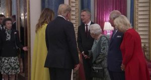الأميرة آن تضع والدتها الملكة اليزابيث بموقف حرج أمام دونالد ترامب