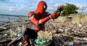 “سبايدر مان الإندونيسي” يجمع القمامة على شواطئ سولاويزي