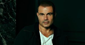 مؤلف أفلام يشن هجومًا على عمرو دياب