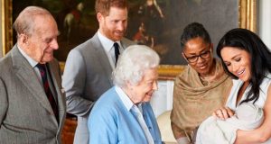 ملكة بريطانيا حزينة بسبب الطفل “آرتشي”
