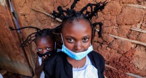 بالصور – تسريحة شعر “كورونا” تغزو شرق إفريقيا