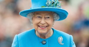 بالفيديو – “الملكة إليزابيث ترقص”.. المشهد الأغرب في الأعياد