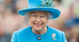 الملكة اليزابيث تشاهد إزاحة الستار عن صورة لها في وزارة الخارجية البريطانية