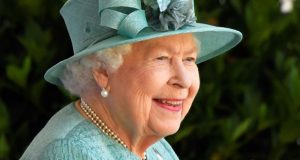 الملكة إليزابيث تمنح أعلى جائزة في بلادها لبطل أسترالي