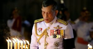 ملك تايلاند يعيد زوجته إلى الأسرة الملكية بعدما تبين أنها “غير ملوثة”