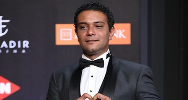 بالفيديو – آسر ياسين يسرق جوائز مهرجان الجونة لهذا السبب
