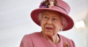 للمرة الأولى منذ 7 أشهر.. ملكة بريطانيا تخرج من القصر