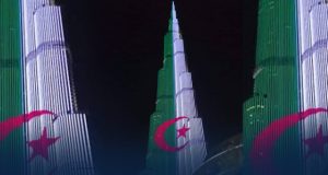 شاهد برج خليفة يتزين بالعلم الجزائري احتفالا بعيد الثورة